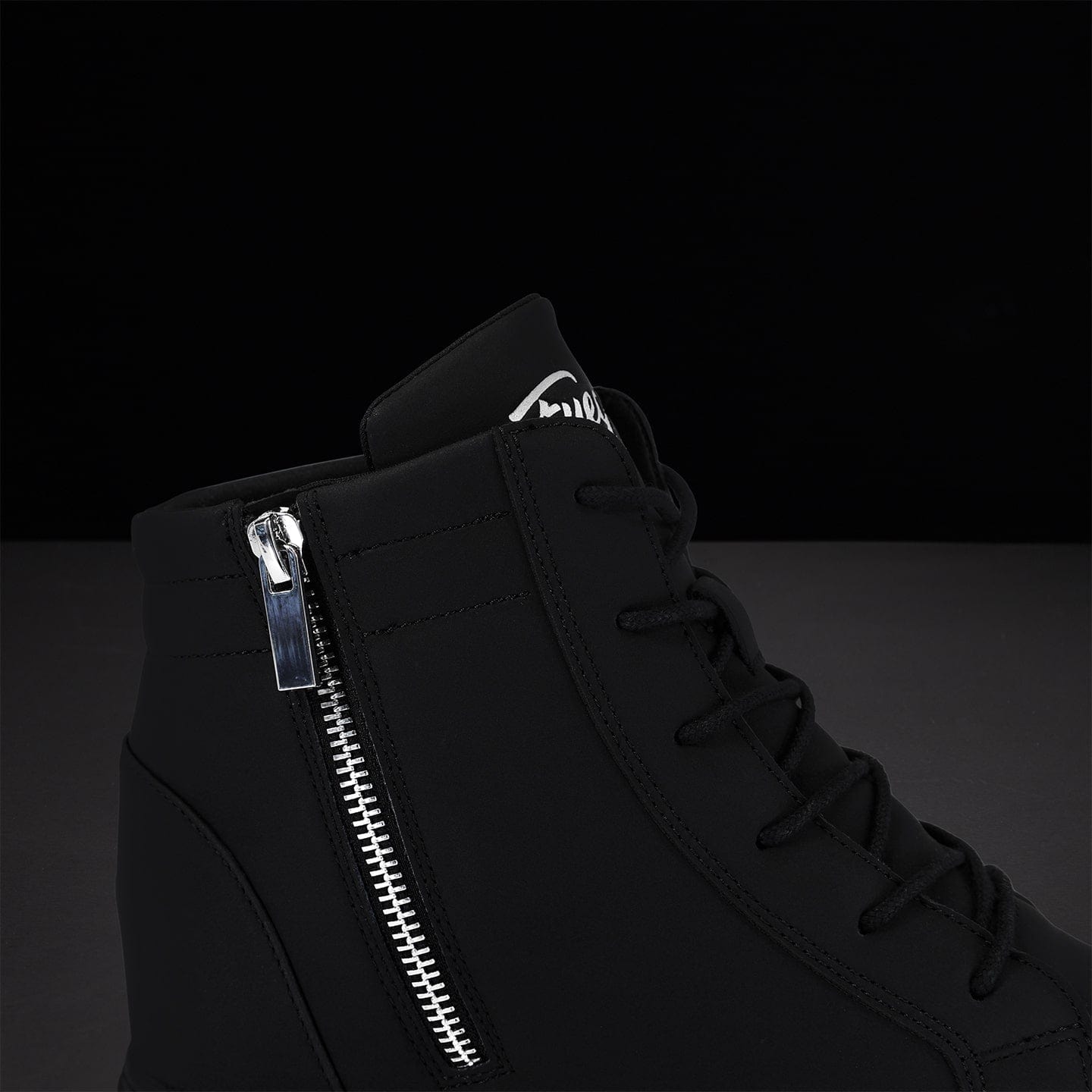 All-black | Wedge